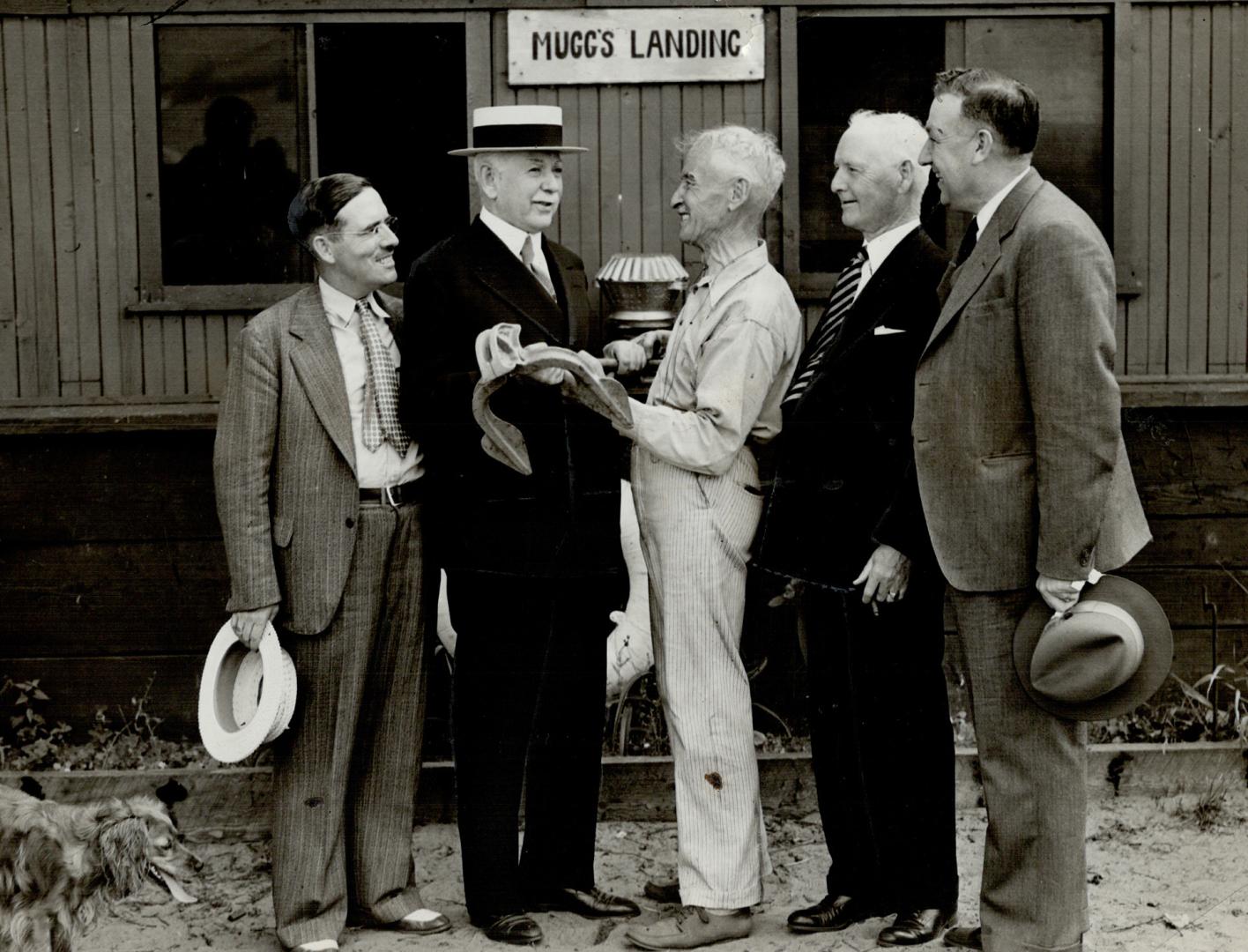 King Dethroned - Controller Hamilton, Mayor Robbins, John Lye, City Clerk Somers and Controller Wadsworth (LEFT to RIGHT) were happy when Lye said he'(...)