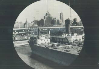 Image shows a view of the Harbour through a periscope.