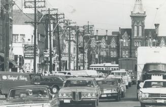 Spadina Ave., seen here looking north at College St., is potentially a beautiful street, a reader suggests in the letter below. He wants overhead wire(...)