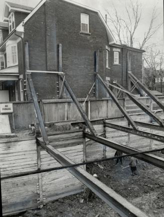 Emmerson ave. house may halt subway. Can't be shored up, torn down, expropriated yet