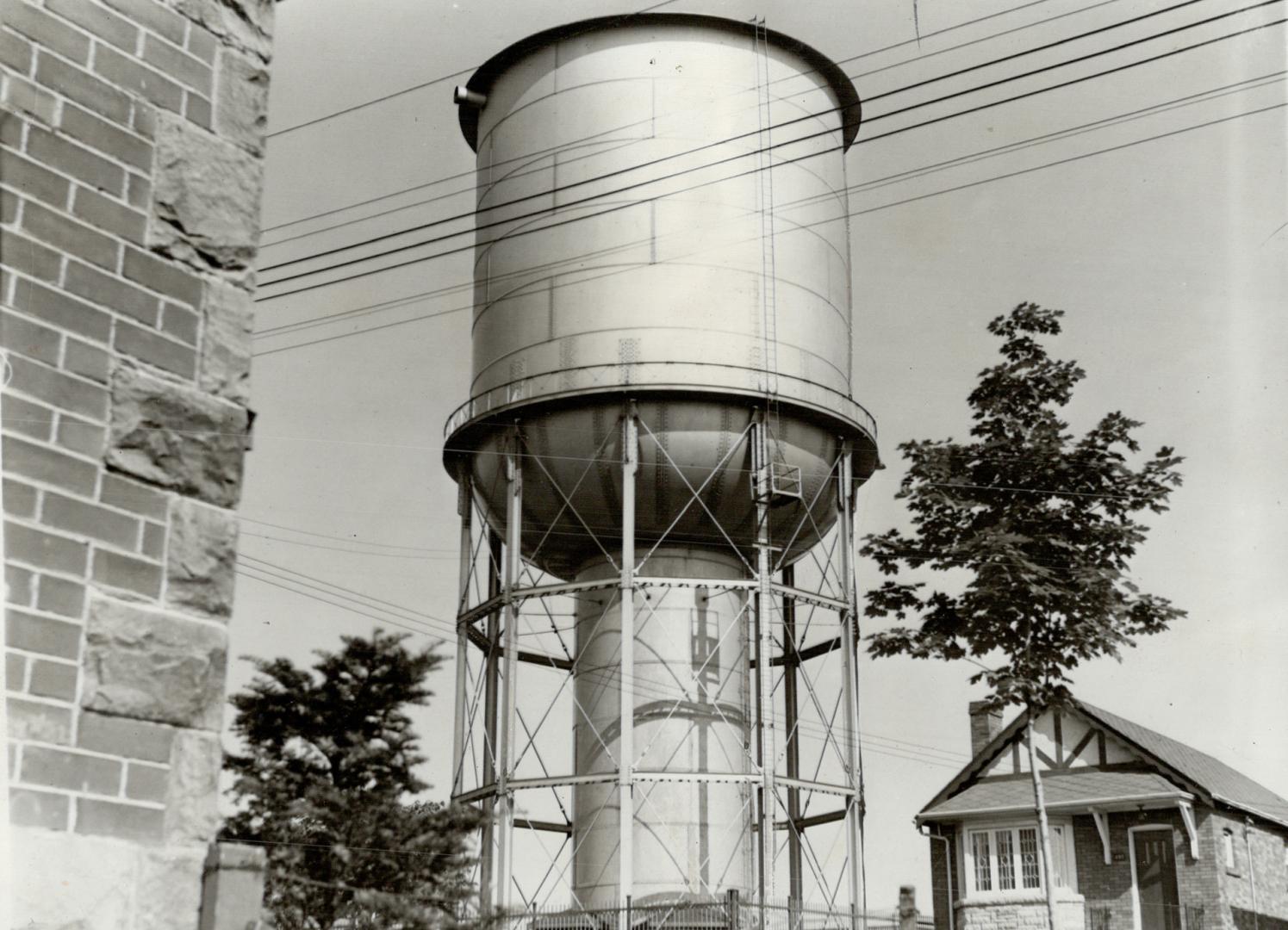 Roselawn Ave. tower. Sealed and is virtually impregnable to attack. Answering a second call early this afternoon that a man was climbing the tower, po(...)