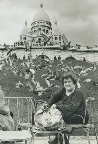 Another finds paris, where this lady feeds the pigeons on the slopes in front of Sacre Coeur Basilica, has attractions