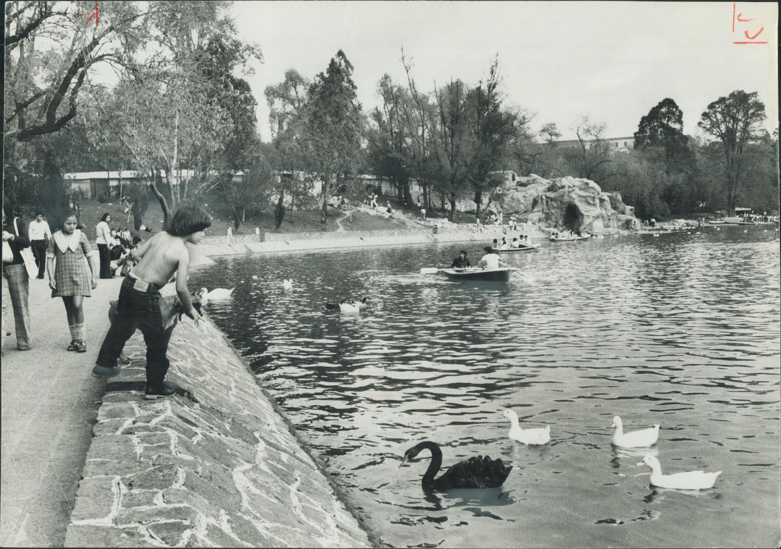 Chapultepec Park, once the royal hunting grounds of the Aztecs, sprawls over 2,100 acres in the heart of the Mexican capital and contains both the Ant(...)