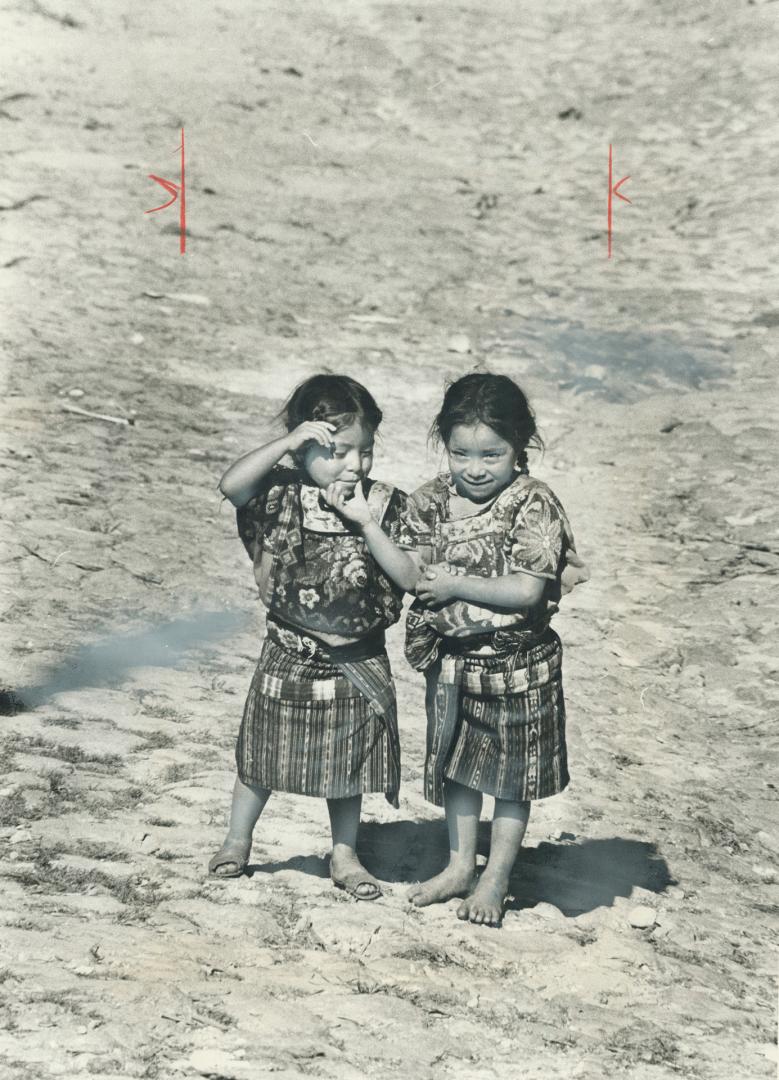 Shy but amused Maya-Quiche children at Chichicastenango in the mountains of Guatemala find the photographer a source of fun. They and all the women of(...)