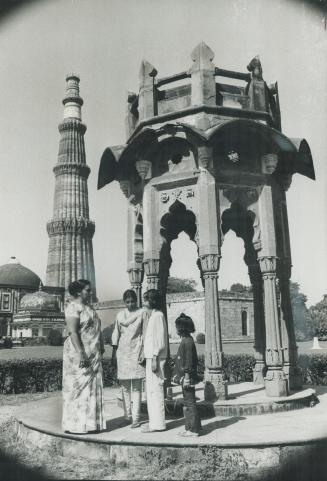 The tower of qutb minar is one of the sights of New Delhi, along with the Red Fort and other antiquities