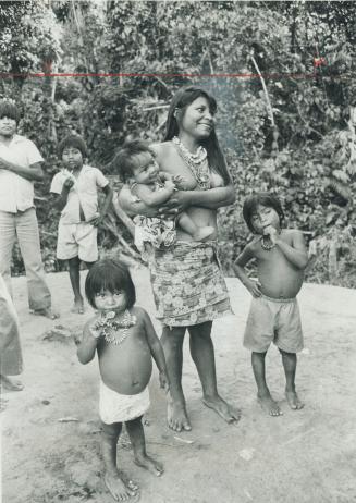 A Choco indian mother and a group of children find the visit of tourists to their compound in the Darien jungles of Panama both amusing and fascinatin(...)