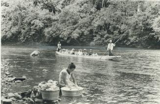 A dugout canoe trip up the Bayano River starts the tourists' trip into the Darien jungle, the place where Keats mistakenly placed stout Cortez when wi(...)