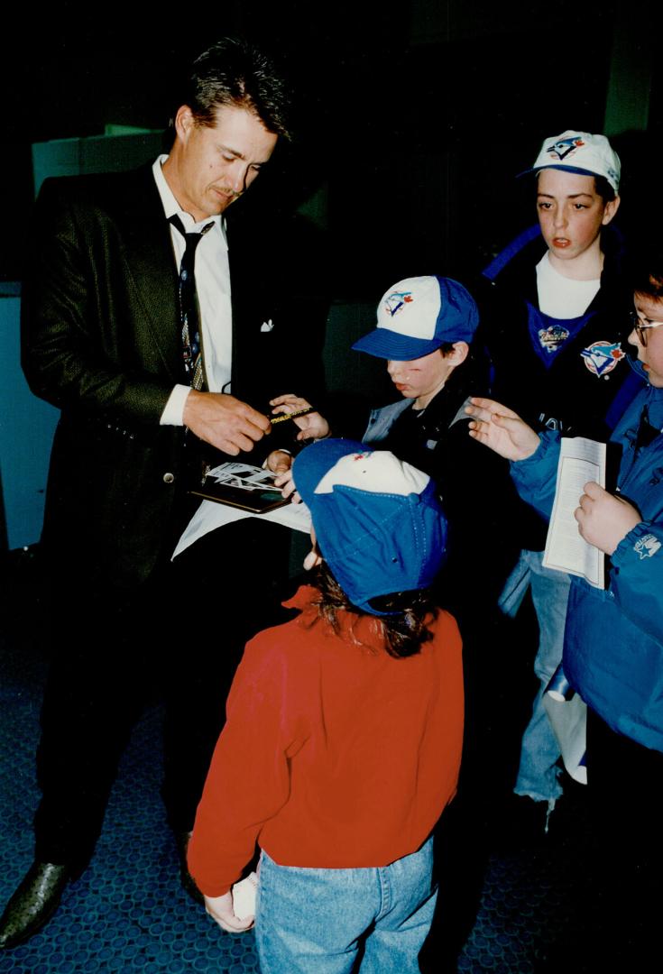 Borders signs: Catcher and World Series hero Pat Borders signs autographs  for young fans after Blue Jays arrived in Hamilton last night – All Items –  Digital Archive Ontario