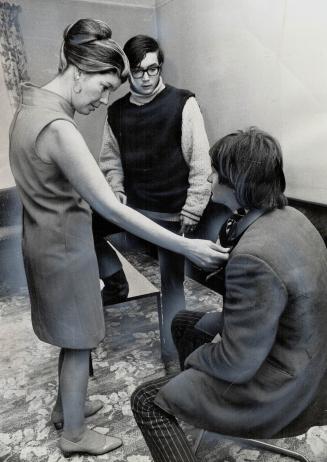 Inspecting the hippie Haven which she helped to set up, writer June Callwood and her son Barney Frayne (centre), 19, who supervises the centre for hom(...)