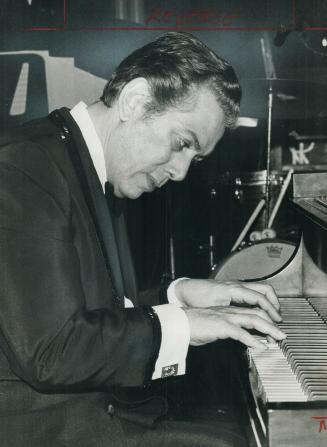 Carmen Cavallaro took to the keyboard at the Royal York's Imperial Room last night, getting his audience to dream along with him. His pieces are so we(...)