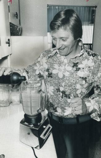 Saved by the beer. Chamberlain pops his soggy pie in a blender, adds a cup of beer, and creates a thick soup. He will garnish it with freshly chopped (...)