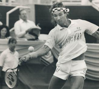 Eye on the Ball. Australi's Pat Cash, 1987 Wimbledon champ, is all concentration in second-round action last night at the Player's International. Fift(...)