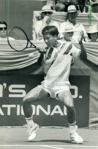 Whack! Michael Chang hammers a shot back at Pete Sampras en route to a 3-6, 7-6 (7-5), 7-5 victory yesterday in the semifinals of the Canadian Open. T(...)