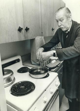 Robert Coote prepares after-theatre supper