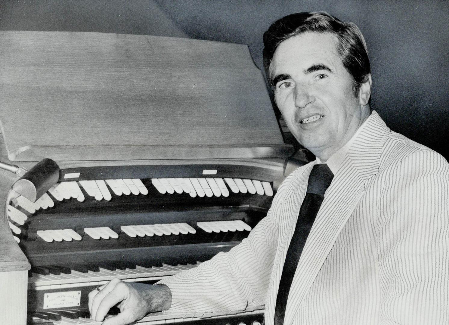 Colin Corbett at the Odeon Carlton's mighty organ