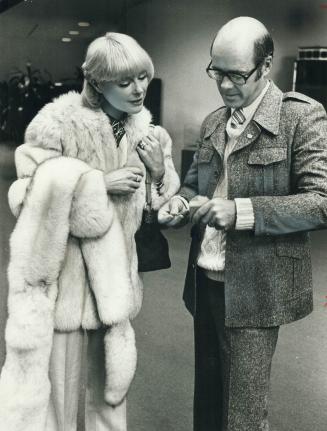 Just before the shooting of a movie started at the Scarborough Civic Centre, Mayor Paul Cosgrove presented actress Elke Sommer with a gold-crested bro(...)
