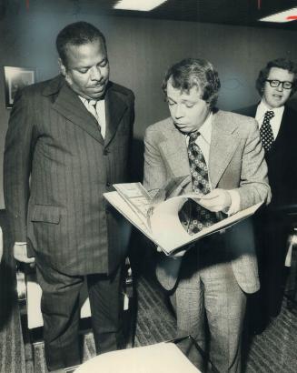 Mayor David Crombie presented the Prime Minister of Barbados, Errol Walton Barrow, with a book about old Toronto by Mike Filey, when the prime ministe(...)