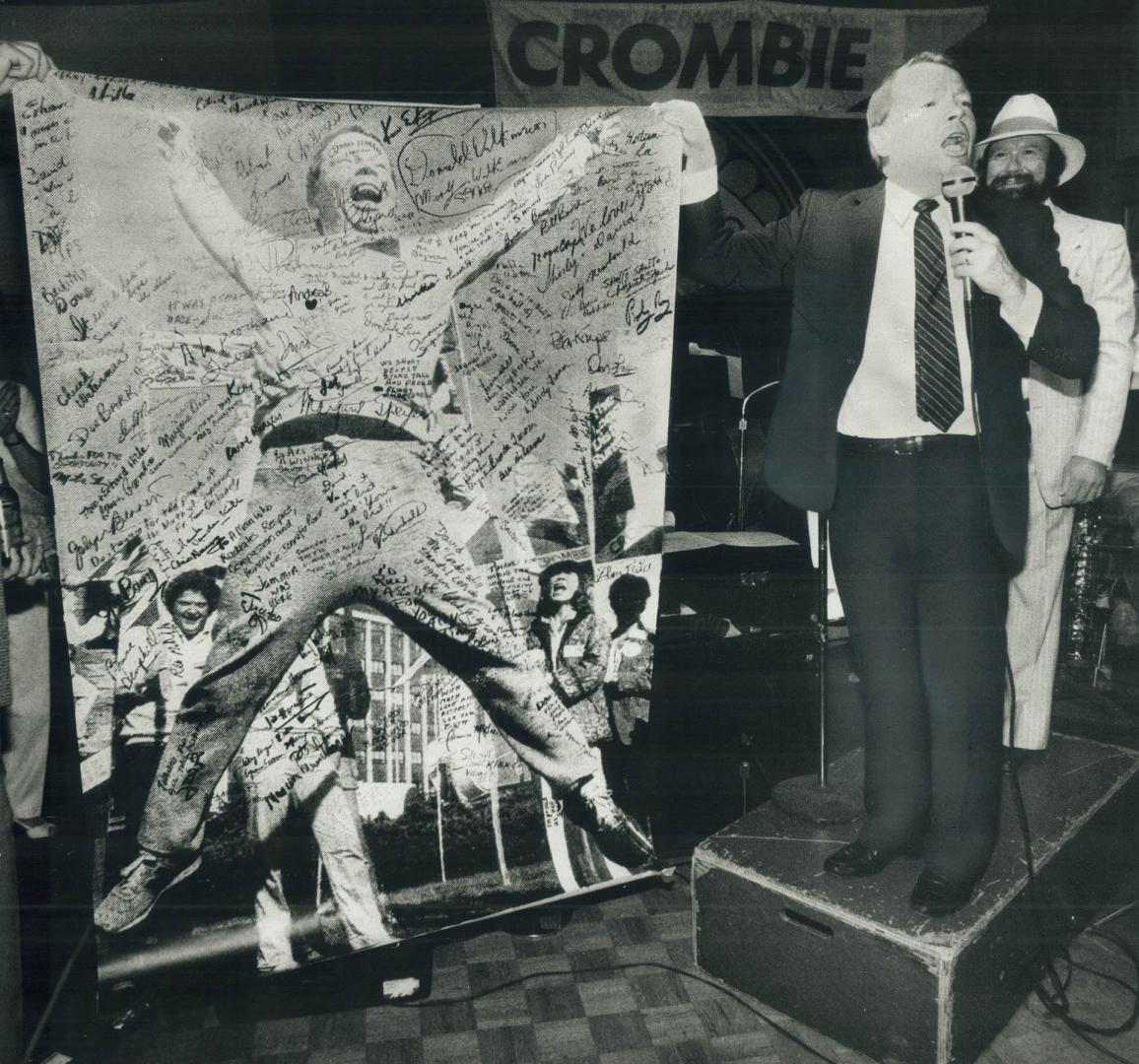 Now here's a good loser. David Crombie receives a giant photo of himself exercising during his unsuccessful campaign for the leadership of the Progres(...)