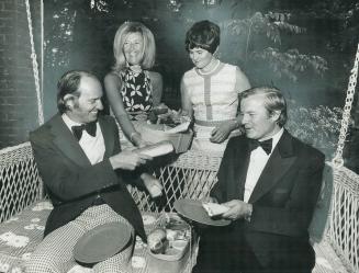 Premier and Mrs. Bill Davis (right) enjoy a picnic with Calvin and Mrs. Rand before the Shaw Festival