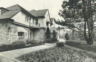 An offer to save the former home of the late Canadian author, Mazo de la Roche, has been made to North York by Marilyn Herz. In a letter to Mayor Mel (...)