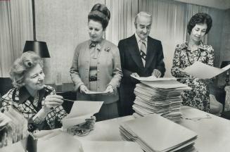 Choosing 25 women to be honored by Ontario government was big job for committee of three, who had to appraise 260 nominations. Looking over nomination(...)