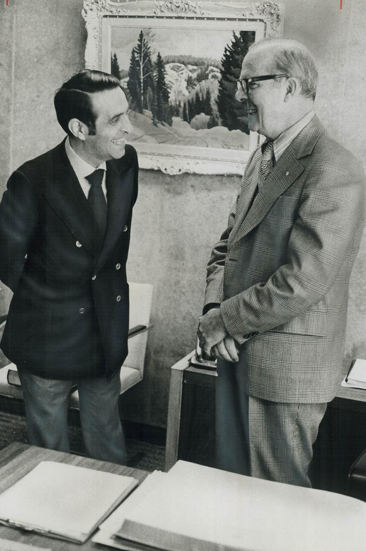 Deputy Mayor of Genoa Ivo (Lapi (left), in Metro to celebrate Colum bus week, chats with Mayor William Dennison at City Hall today. Metro Italians wan(...)