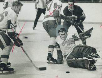 Superb work of netminder Roy Edwards, holding his ground in a goal-mouth scramble here, has kept Detroit within range of first place, going into final(...)