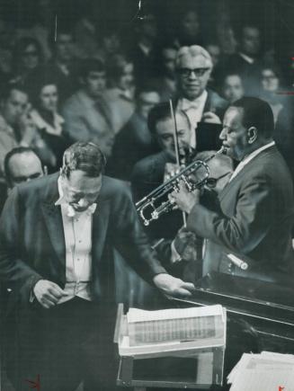 Duke Ellington, appearing with the Toronto Symphony Saturday night, turned brass into pure gold and, in addition, completely won the admiration of a p(...)