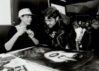 Linda comes to town. Canadian supermodel Linda Evangelista autographs artist Sidney DeGroot's original airbrush portrait of herself during a personal (...)