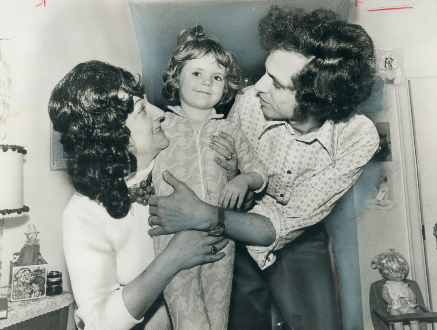 Mary and Carl Feldstein cling to Carrie, the child they have raised almost since her birth 3 1/2 years ago whom they no must give up to her natural mo(...)