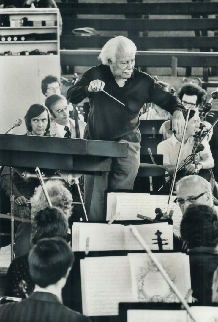 The Stocky, white-haired figure of Boston Pops Orchestra conductor Arthur Fiedler yesterday morning held the spotlight in the Forum at Ontario Place a(...)
