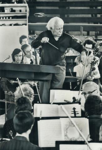 The Stocky, white-haired figure of Boston Pops Orchestra conductor Arthur Fiedler yesterday morning held the spotlight in the Forum at Ontario Place a(...)