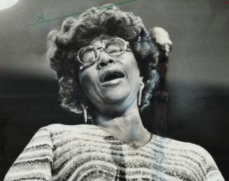 Ella Fitzgerald promised to sing easy and understandable music last night at Massey Hall concert with Toronto Symphony, and she did. The orchestra pro(...)