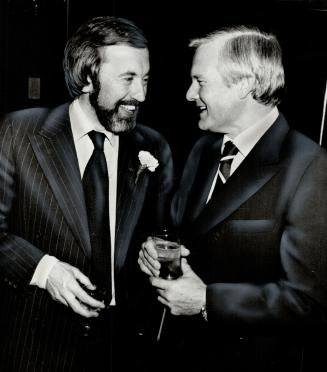 Frost welcomed. Premier William Davis chats with bearded TV personality David Frost last night at a dinner sponsored by the Canadian Friends of Tel Av(...)