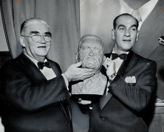 Big night for 'Big Daddy'. Former Metro Chairman (left) receives a bust of himself from John De Toro, president of the Italo-Canadian Club, at a dinne(...)