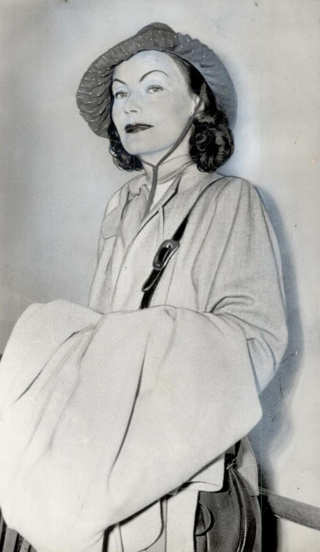 Tired, homeless, plan-less. Greta Garbo returned from Sweden aboard the liner Gripsholm to greet America with these words: I am awfully tired. I have (...)
