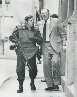 In the hostage-taking drama last Monday, Inspector Dave Cowan, head of the elite Emergency Task Force, talks with one of the 32 special Metro officers(...)