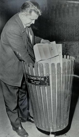 FLQ communique found last night was in this trash can in Montreal, says radio station CKAC reporter Jacques Payacx, who shows how he rummaged through (...)