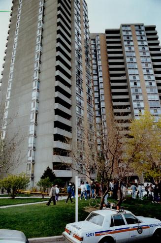 Suicide: A 39-year-old man jumped 22 floors after double stabbing