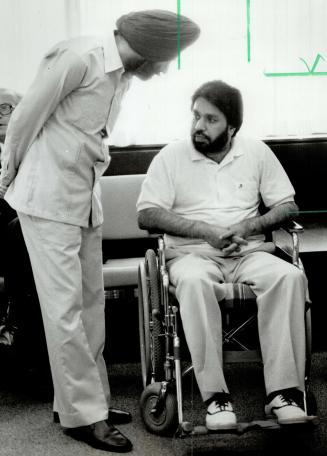 Amarjit Singh Tatla, paralyzed for life after a Toronto courtroom shooting that left two others dead, wants External Affairs Minister Joe Clark to put(...)