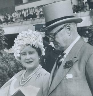 The Queen Mother wears a chic hat as she walks to the paddock at New Woodbine race track with E