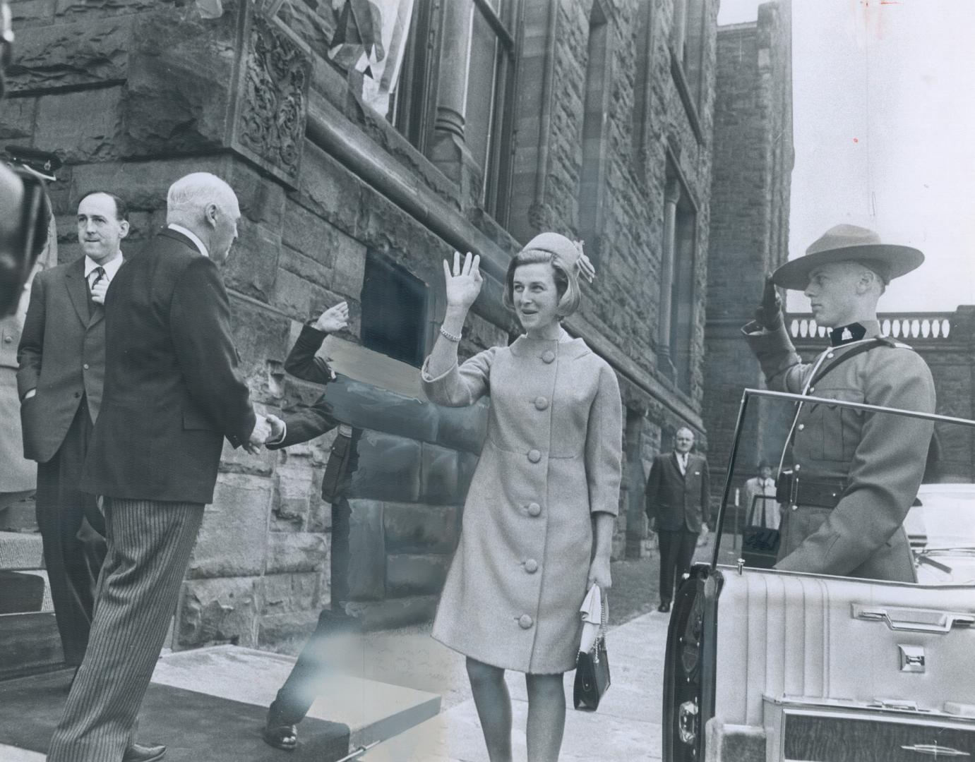 She stopped Royal Car for the Kids, Princess Alexandra and her husband arrive at Queen's Park today for receptionéand warm greeting from 100 applaudin(...)