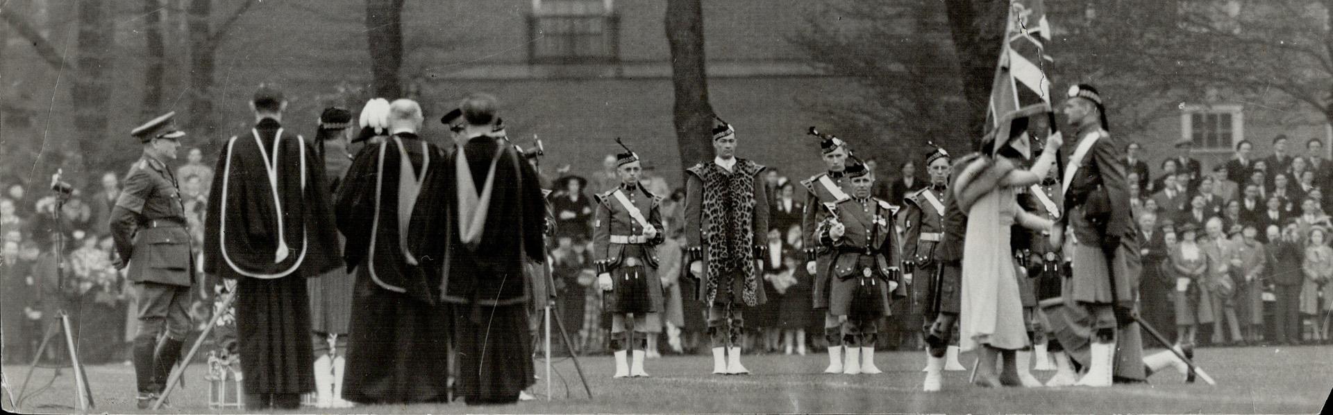 The queen had an important function all to herself in Toronto - the presentation of colors to her regiment, the Toronto Scottish. The ceremony on the (...)