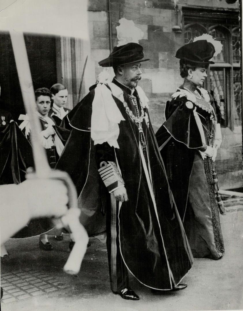 King and Queen leaving Garter Service at Windsor (1914)