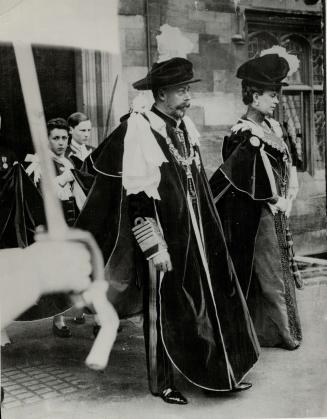 King and Queen leaving Garter Service at Windsor (1914)