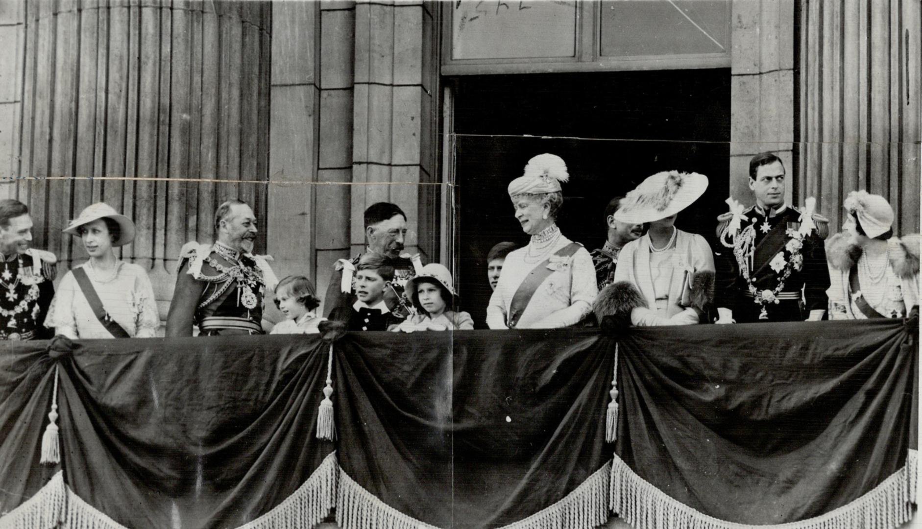 The Royal Family Gathered on the balcony of Buckigham palace
