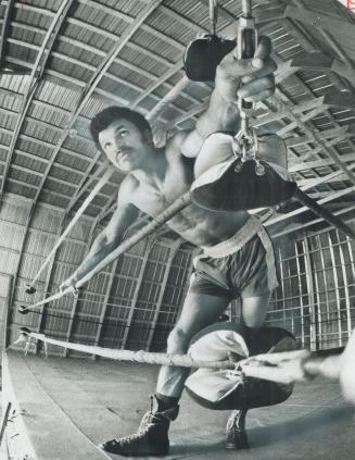 Indoors in ring which he has set up in barn in Claremont farm, Clyde Gray rests during training for June 28 world welterweight title fight against Ang(...)