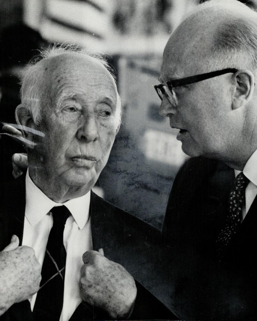 Old pro looks at Younge art. Artist A. Y. Jackson, one of the original members of the Group of Seven, talks with publisher Russell Smith (right) at an(...)