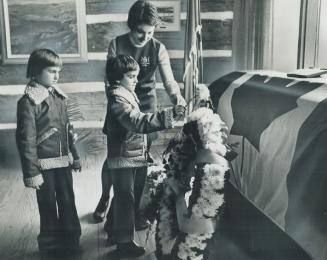 Placing a paper rose on the coffin of A