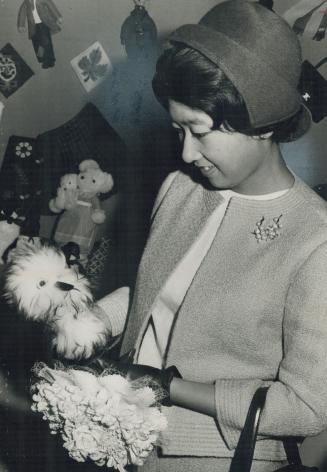 Ookpik pleases a princess. Japanese Princess Yasuko, 20, on a visit to Toronto with her parents, Prince Mikasa and Princess Yuriko, is fascinated by a(...)